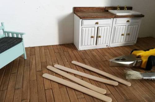 Some popsicle sticks and paint turned in to a wooden floor #roombox #miniaturekitchen #diy #miniatur