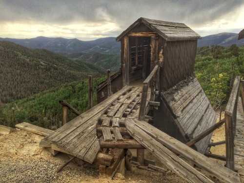 abandonedandurbex:Abandoned gold mine in the Rocky Mountains (3264x2448)