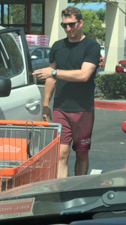 luvfreeballing: in2str8guys:Today, this stranger in a parking lot caught my attention. We did not ho