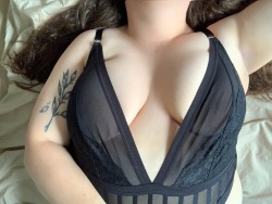 Porn photo softsoftcurves:Spend a day in bed 🖤