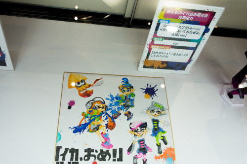 pasocham:  Splatoon area at Game Party Japan. Real weapons and neat paper craft displays and mini gear!   O oO <3