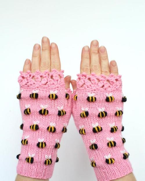 Pink Gloves With Bees //nbGlovesAndMittens