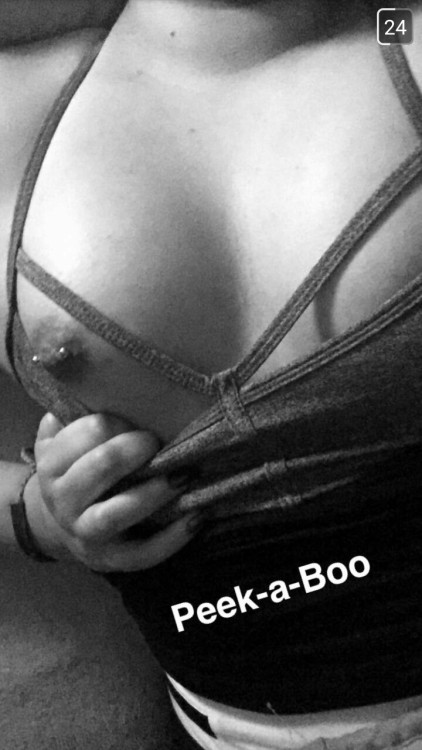 girlsgonesnapchat:  Peek-a-boo