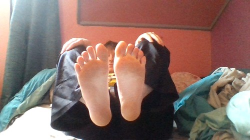 Porn cuteiswhatido:  I have little bitty feet. photos