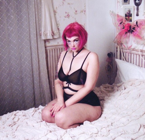 thedirtiestkitten:  italiankong:  Funky, sexy, curvy. Adorable Isabel Hendrix.  Oh, i adore her. 😍 