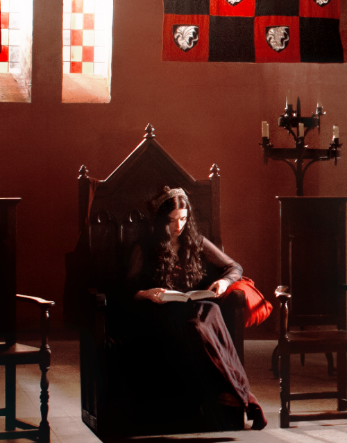 fy-katiemcgrath:Katie McGrath (Merlin,bts 1x07 - credits in the tag)