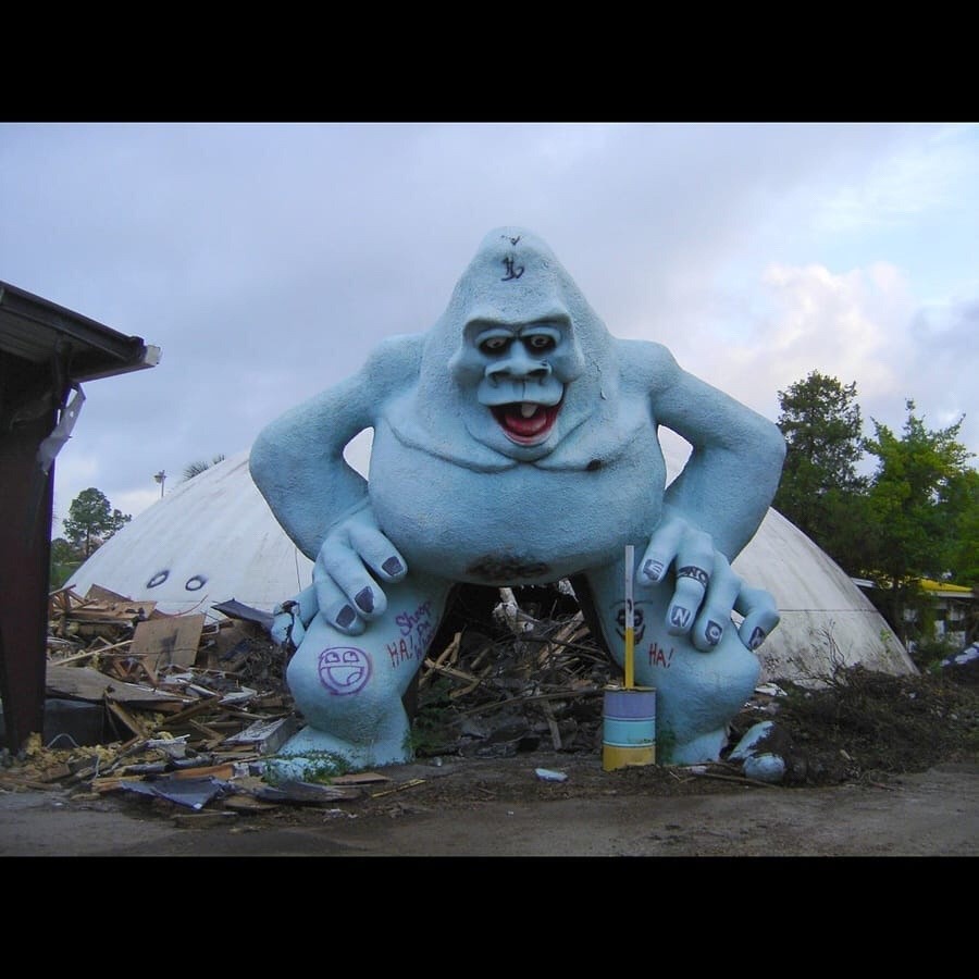 Porn • @jrskeedeeboomboom #amusementpark #abandoned photos