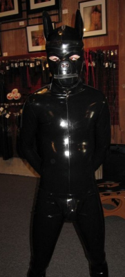 bearconcentrate:  Woof! I love a rubber dog in full latex catsuit… All shiny and sexy.. 