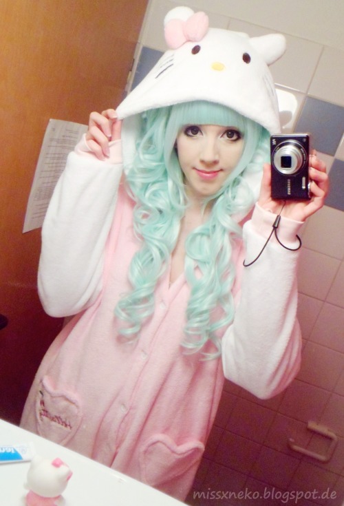 missneko:  Hello Kitty Kigurumi \(^-^)/ ~♪