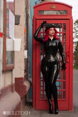 bob-dizzy:  osisb:  ANASTASIA LATEX DIVA AND BEAUTIFUL GIRL  The hat really completes this look. 