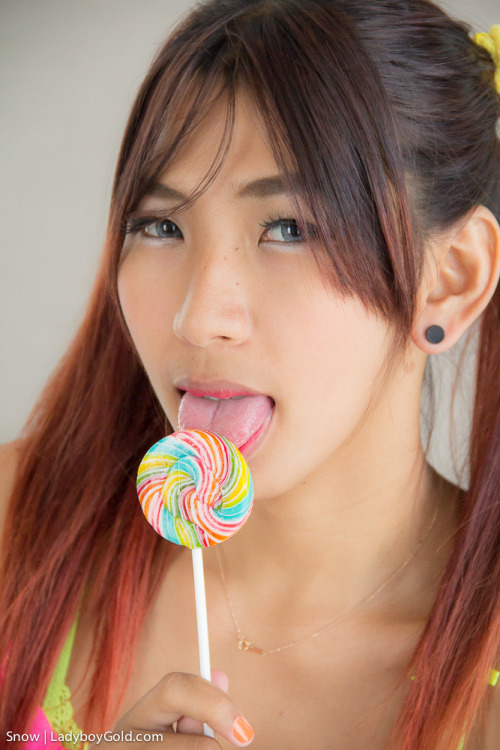 s-h-e-m-a-l-e-z: Such a petite little ladyboy licking on two kinds of lollypops.