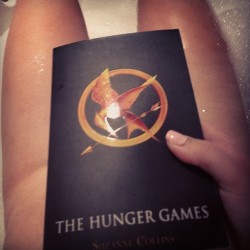 thats-all-i-can-say:  My Sunday night #bath #book #hungergames #relaxing (at Port Melbourne)