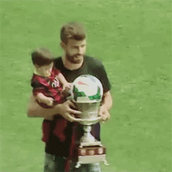 3piquenbauer:  Piqué, Shakira y su hijo Milan con la Supercopa de España en el Camp Nou 2013 