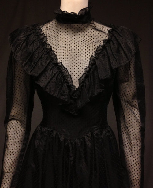 niivs-nook: Vintage 1980’s GUNNE SAX gothic victorian dress Can be purchased here.