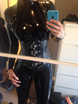 thesensualside:  latex suit with my corset