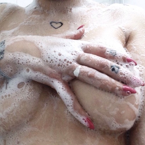 wildfoxwithowleyes:  Bewbs Nd Bubbles what not to love! ✌️GNight! #96of1000 #1000thingsaboutmylife  Damn straight girl