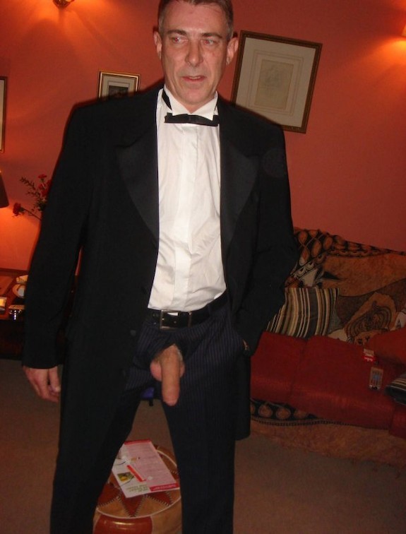 horny-dads:  Daddy`s in his Suit   horny-dads.tumblr.com   