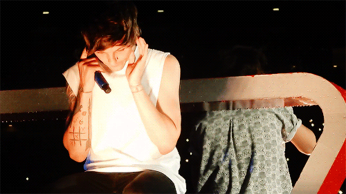 adorelouis:stylinnuendo:Louis bothered by the stage lights hitting him | 14/08/14 #now he knows what