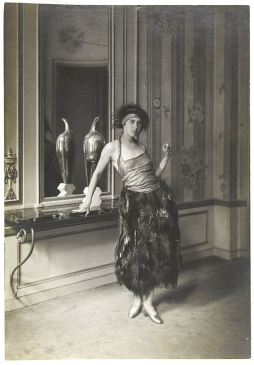 Denise Poiret, wearing the Mythe dress, 1919 © Galliera / Roger-ViolletThe wife of fashion designer 