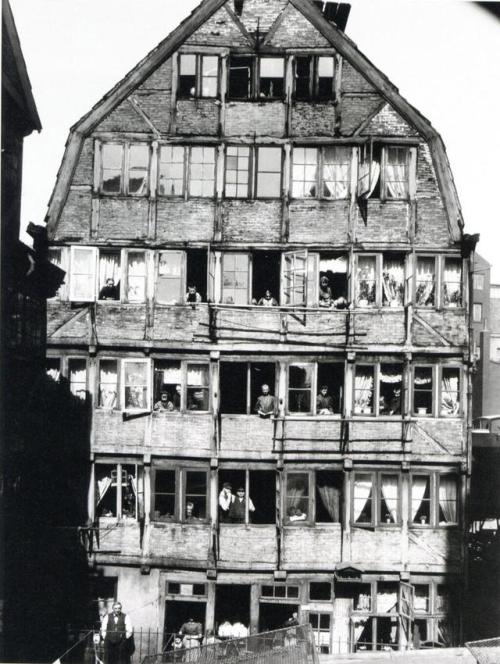 thisobscuredesireforbeauty:Hans Breuer: House with inhabitants, Hamburg, 1904.Source