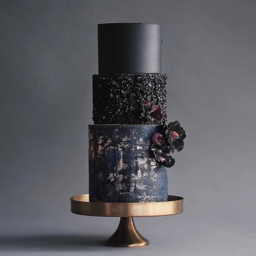 mymodernmet:20+ Black Wedding Cakes That Add Goth-Inspired Flair to a Special Affair