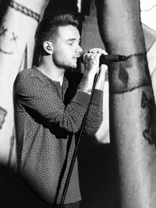 Liam on stage in Birmingham ( 10.10.15 )