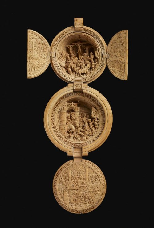sixpenceee:  Prayer nuts are small spherical wooden objects that can be opened to reveal remarkably ornate relief carvings of biblical events. Prayer nuts were a luxury for pious and wealthy Northern Europeans during the 16th century. The objects are