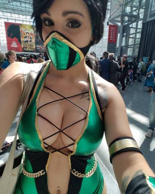 hottestcosplayxxx:  hot-cosplay-babes: Jade (Mortal Kombat) by Lady Kayleen http://tiny.cc/fa3cny   🔥 The hottest cosplay around! 🔥   