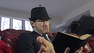 lissachan504:  ME READING AND SOMEONE TEXTS ME….