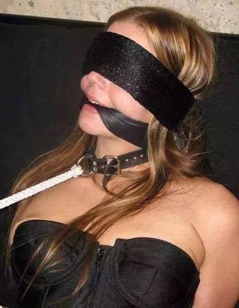 sensualhumiliation:  collared