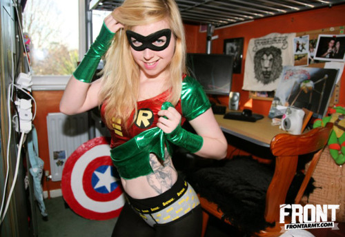 blackphoenix77:  savingthrowvssexy:  The beautiful Yazmin Thornber loves some Batman!  She needs to be the new Robin! 