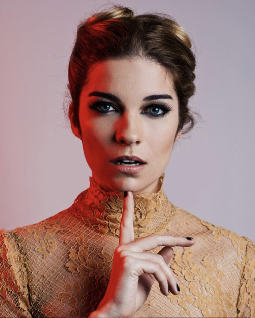 anniemurphydaily: ANNIE MURPHY photographed by Caitlin Cronenberg (via TRUNK ARCHIVE)