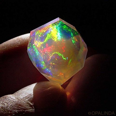 mineralists:  Ethiopian contraluz Opal 
