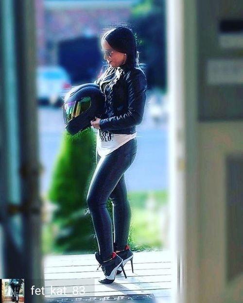 Credit to @fet_kat_83 : . #leatherpants #leatherleggings #leatherclothing #puleggings #leatherfashio