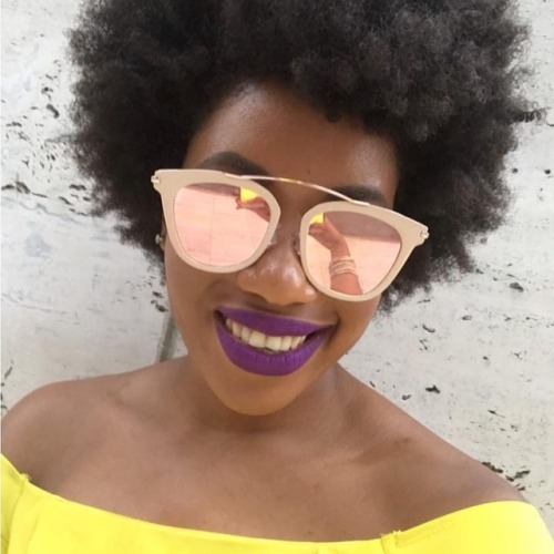 That fro though! Need those glasses… thanks ⠀ ⠀ @iamleyanisdiaz ⠀ ⠀ #nhdaily #naturalhairdail