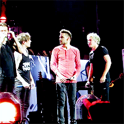 niallerlouis:  Niall and Louis take it upon themselves to fix their WMYB formation