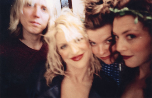 fuckyeahcourtneylove: Hole selfies circa 1999.