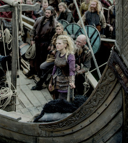 katherynwinnickdaily:  Katheryn Winnick as Lagertha in Vikings, season 4 episode 8. 