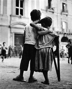 luzfosca:  Wayne F. Miller Naples (friends), 1944. 