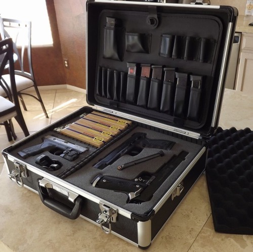 cobra-23:igunsandgear:guncoquette:igunsandgear:I want this gun case and ALL of its accessories.That’