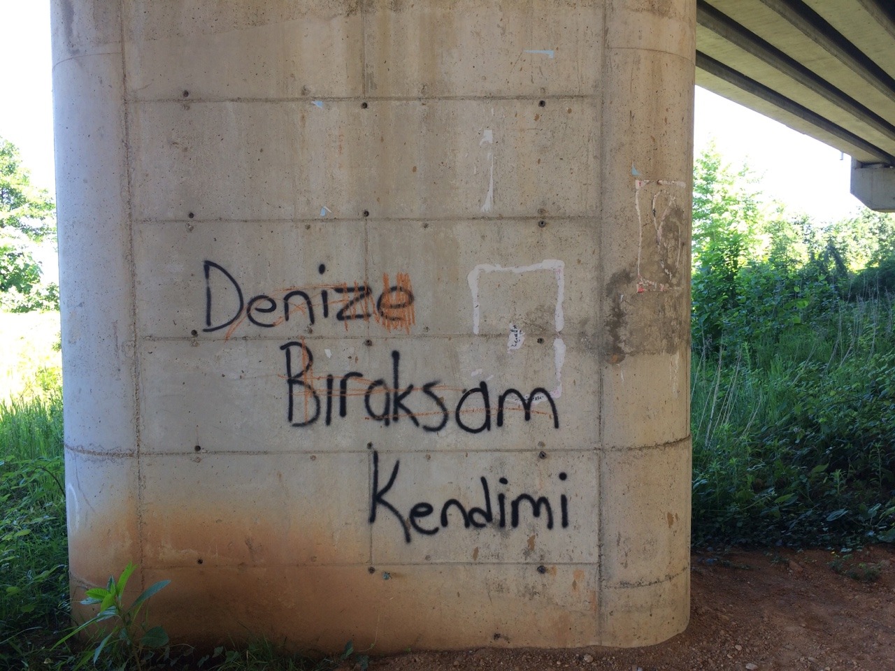 Hatıralardan bir kadeh Dilimde hiç eskimeyen bir şarkı gibi🍷