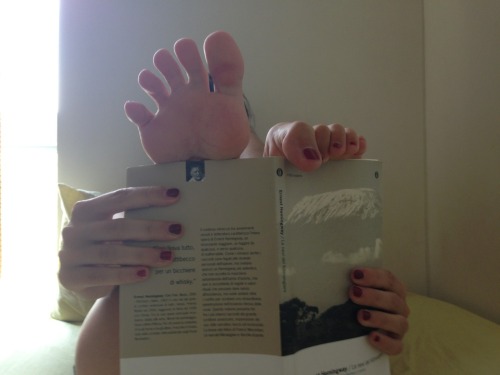 the-sadistic-geek: teenfeetworship: literate feet  That is one sexy ass way to read!!!!!