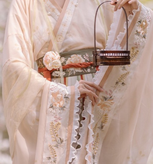 Lovely Chinese hanfu outfits inspired by Chinese flower goddesses (huashen/花神) that are celebrated d