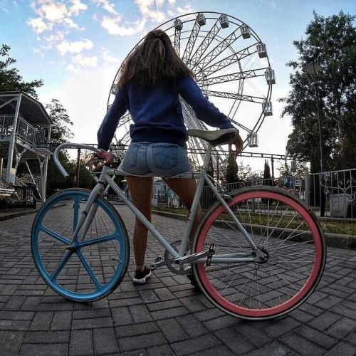 javi-ballestero:By @mineeenko #noria #citygirls #girlbike #girlsgonefixie #ridegirl #ridelikegirl #f