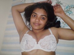 sexybddeshigirls:  Desi Hot Aunty in Bra