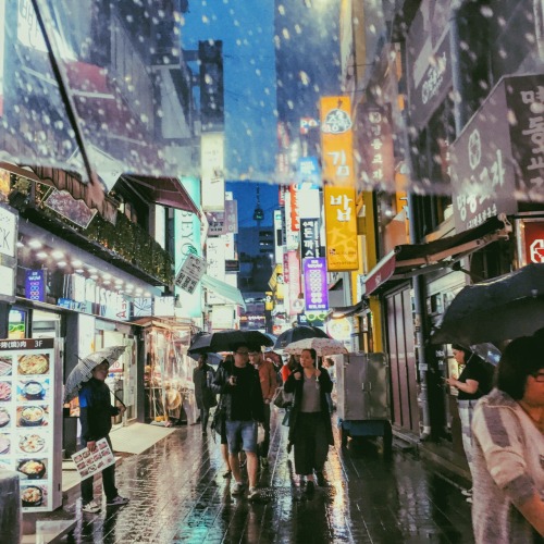 sealbb: rainy night in myeongdong taking refuge under our umbrella~ I only noticed namsan tower in t