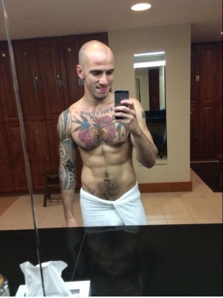 hotnakedmales:      Fucking hot