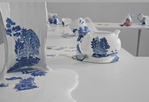 The strange collection of fused porcelain, artist Livia Marin  An artist has reshaped service porcelain teapots and cups by giving them a molten appearance … all without damaging or changing the patterns inscribed on objects!  Discover a collection