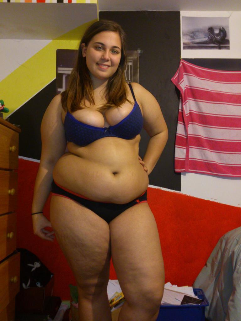 lustforbellies:  Find more of Imogeneize in her Youtube and Tumblr page. 