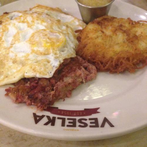 My Late-night Go-to. @gsmoura2 #veselka #bestcornedbeefhashever (at Veselka :: Becea)